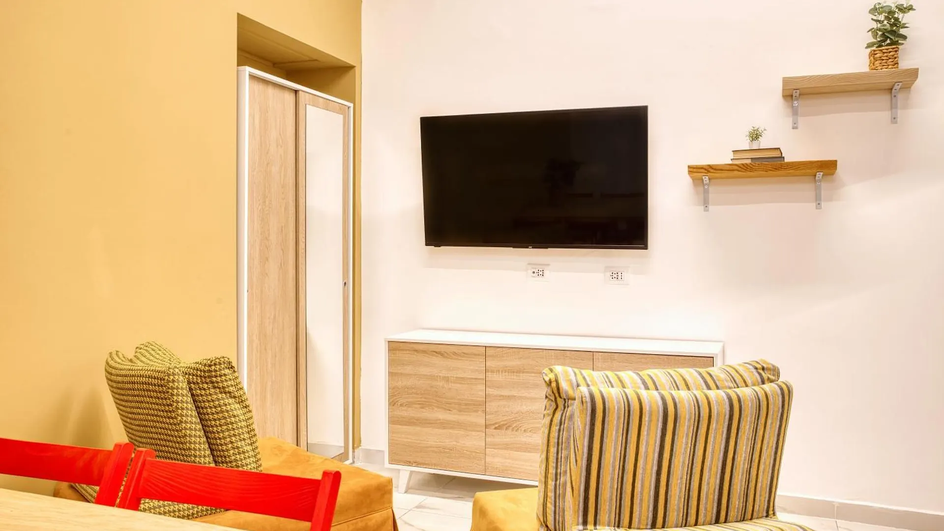 Sarpi56; New 2 Bd Apartment In Sempione District Mediolan Włochy